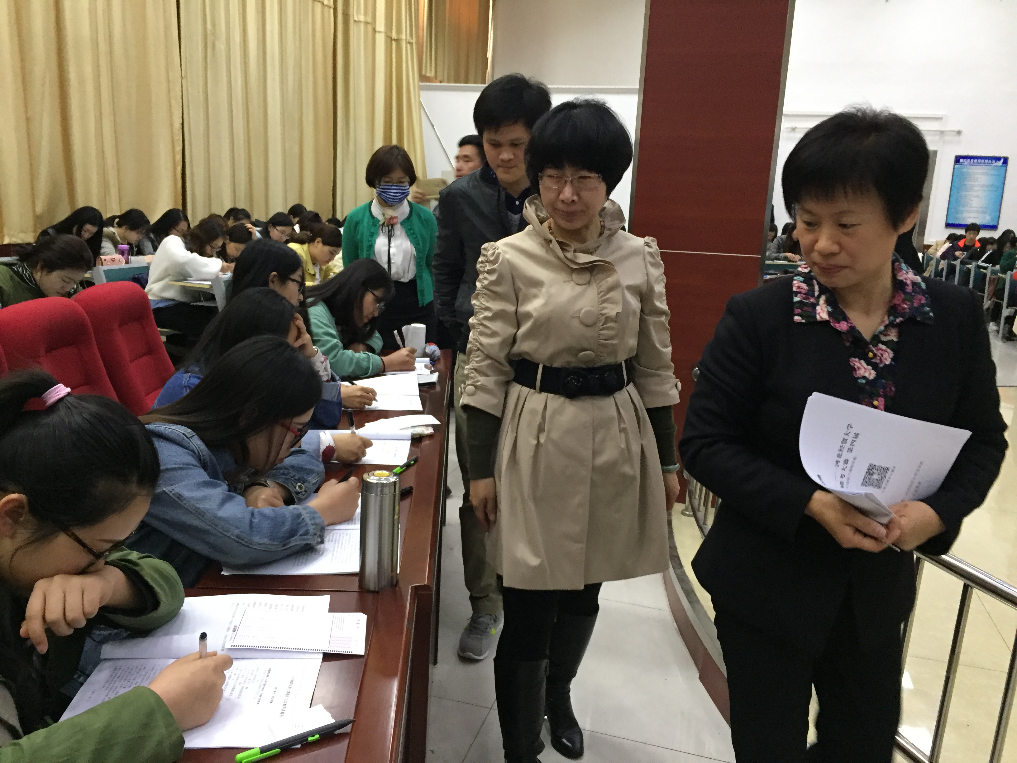 领导现场巡视.JPG 领导现场巡视.JPG